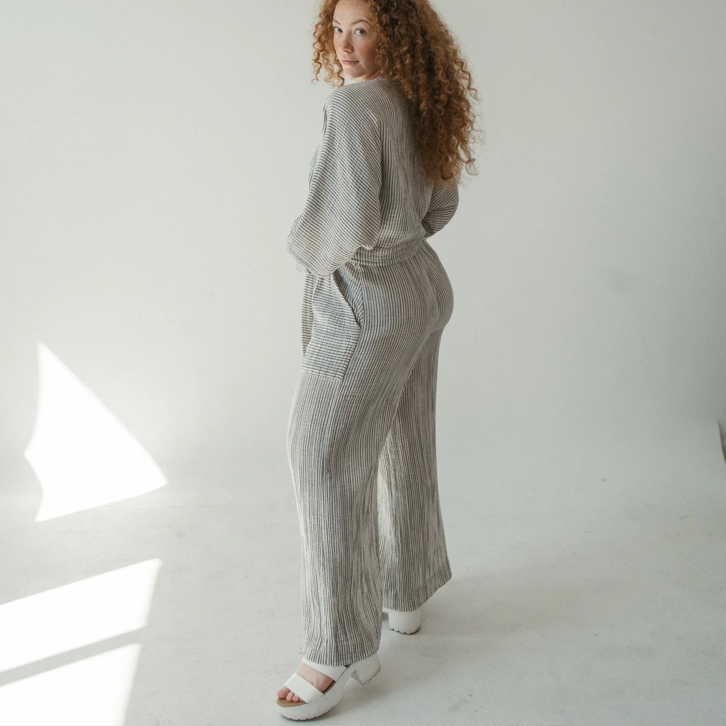 Striped crinkle pocketed pant charcoal