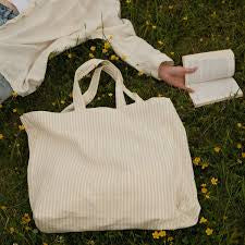 Sac de plage jaune rayé - Dans le sac