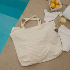 Sac de plage jaune rayé - Dans le sac
