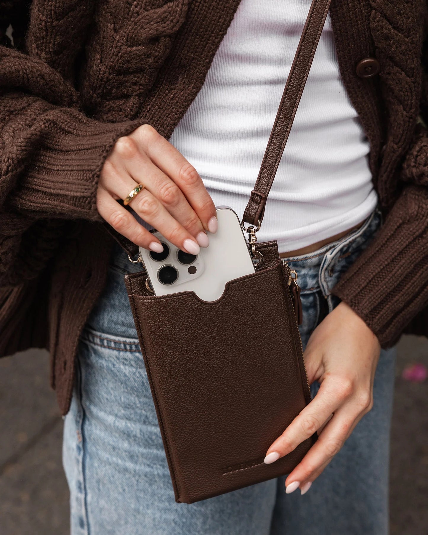 Suki phone bag chocolate - Louenhide