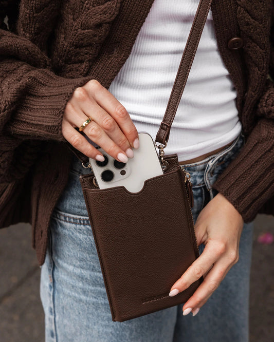Suki phone bag chocolate - Louenhide